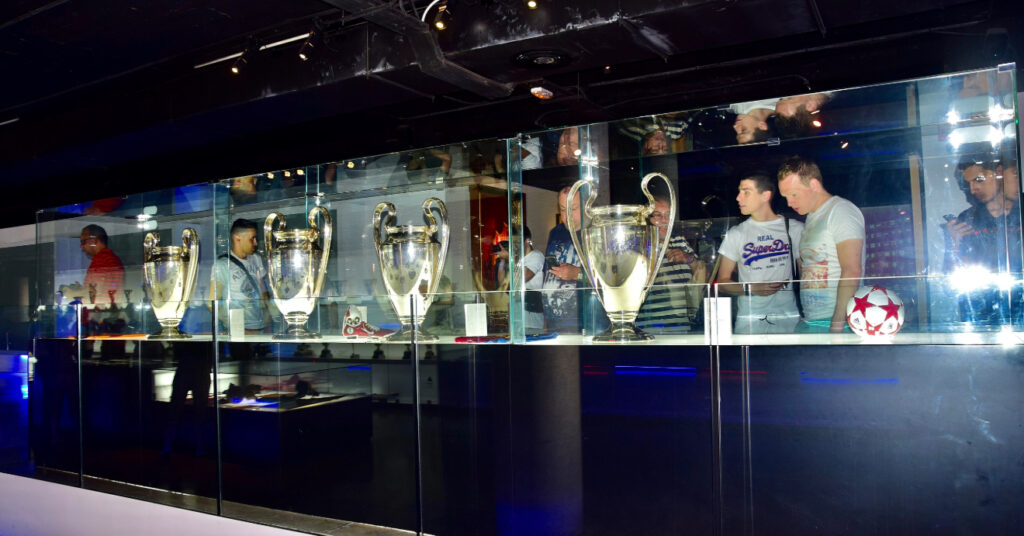 Exposição de troféus no Museu de Futebol de Barcelona. 