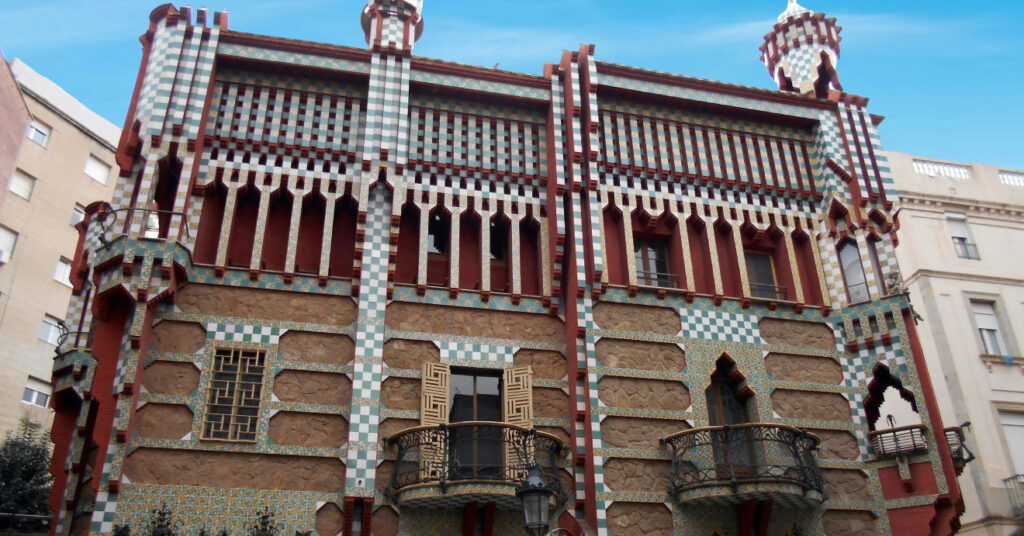 Fachada da Casa Vicens, obra de Gaudí em Barcelona. 
