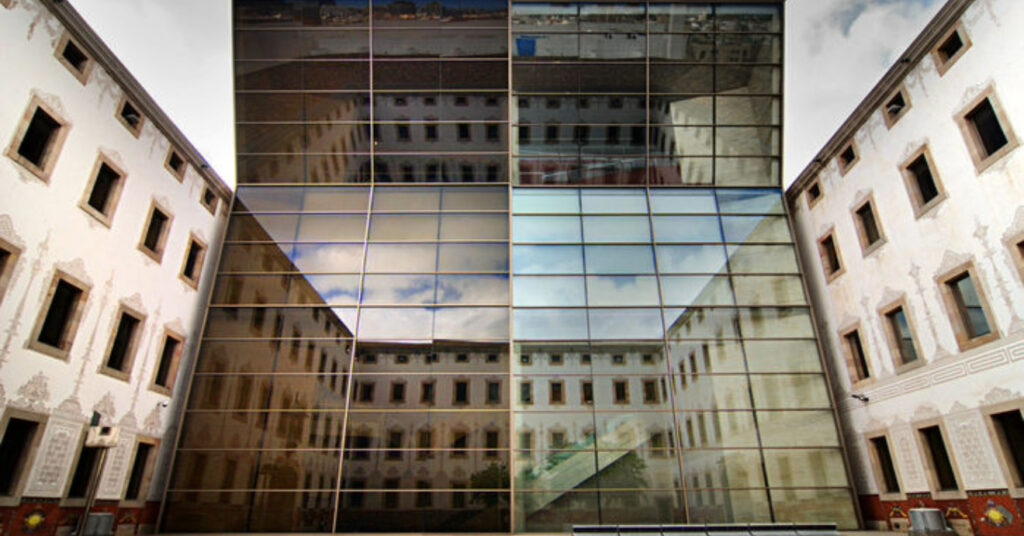 Prédio espelhado do Centro de Cultura Contemporánea de Barcelona. 