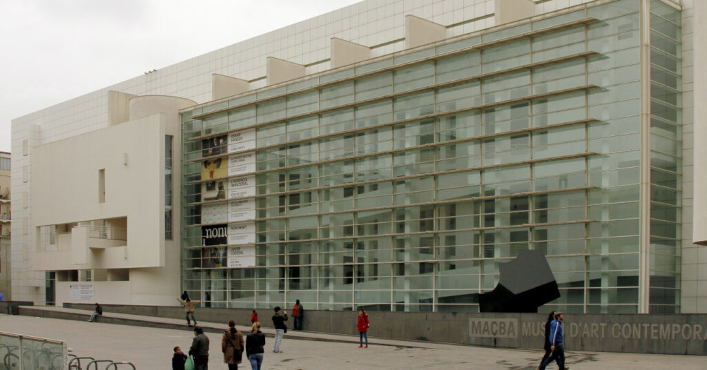 Fachada do Museu de Arte Contemporânea de Barcelona.