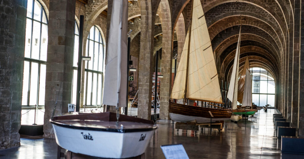 Sala de exposição do Museu Marítimo de Barcelona. 
