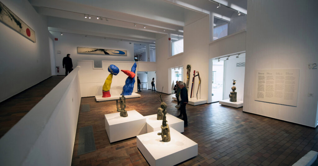 Exposição de esculturas na Fundação Joan Miró, um dos itens de nossa lista de Museus em Barcelona.