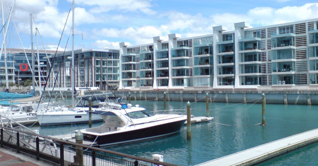 Vista do complexo de prédios e a marina no Viaduct Harbour. 