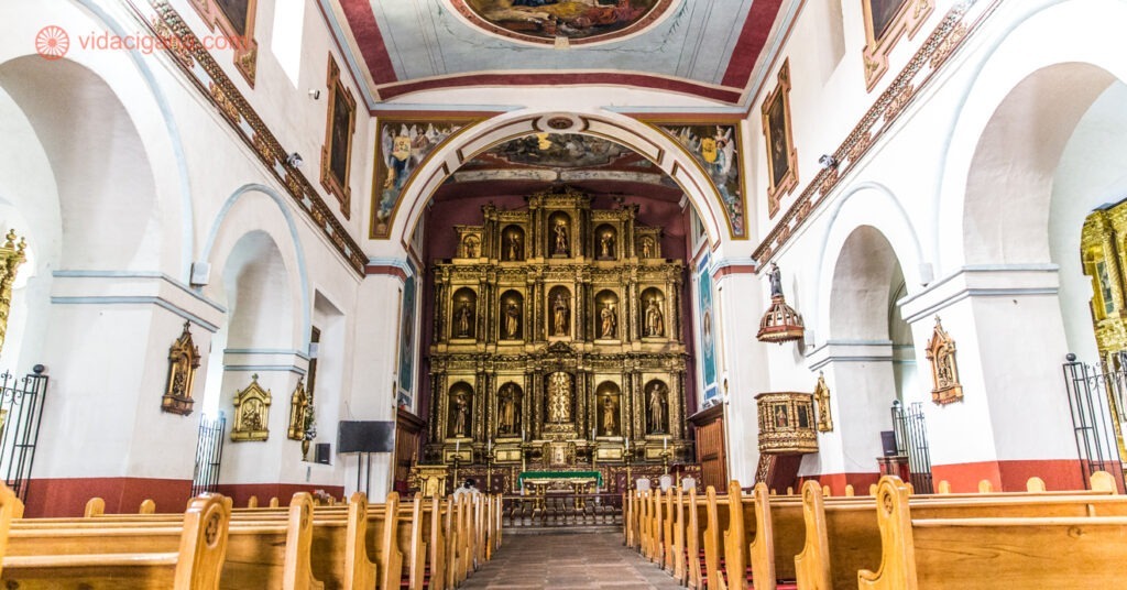 Interior adornado da igreja da Candelária, perto dos museus