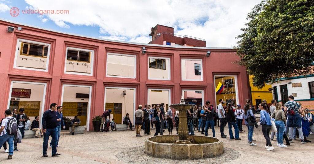 Plazoleta Chorro de Quevedo é um dos lugares mais legais da capital da Colômbia para curtir a noite. Na imagem, pessoas se reúnem pela praça.