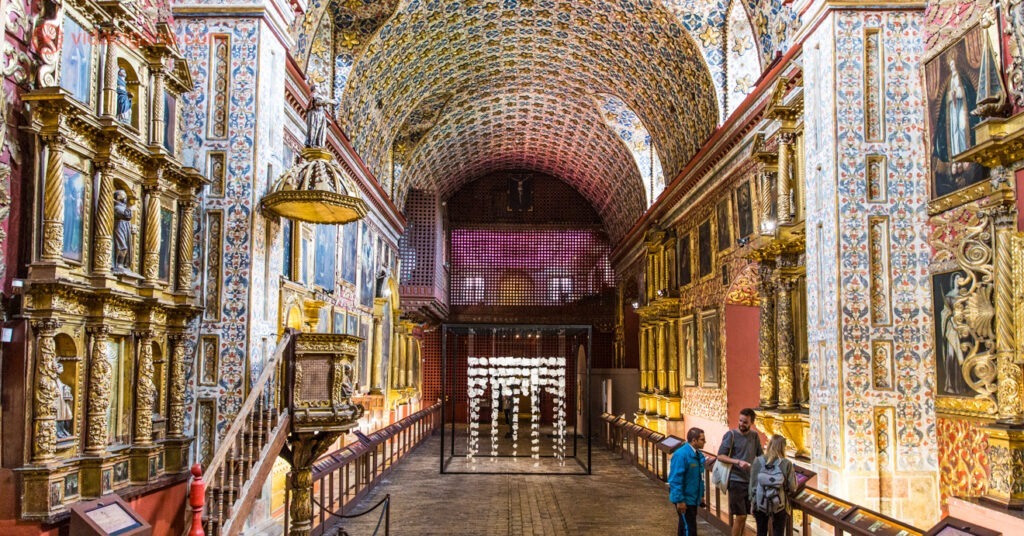 O interior do museu da igreja de Santa Clara, na capital colombiana