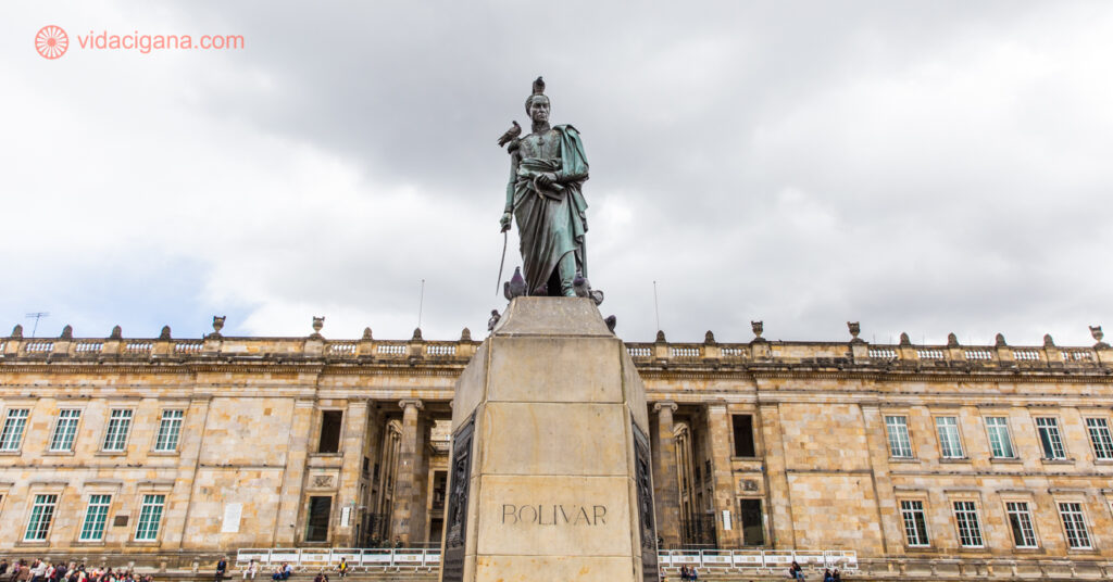 A enorme Plaza de Bolívar, com os principais prédios do país. Na imagem, a estátua que homenageia Simon Bolívar. 