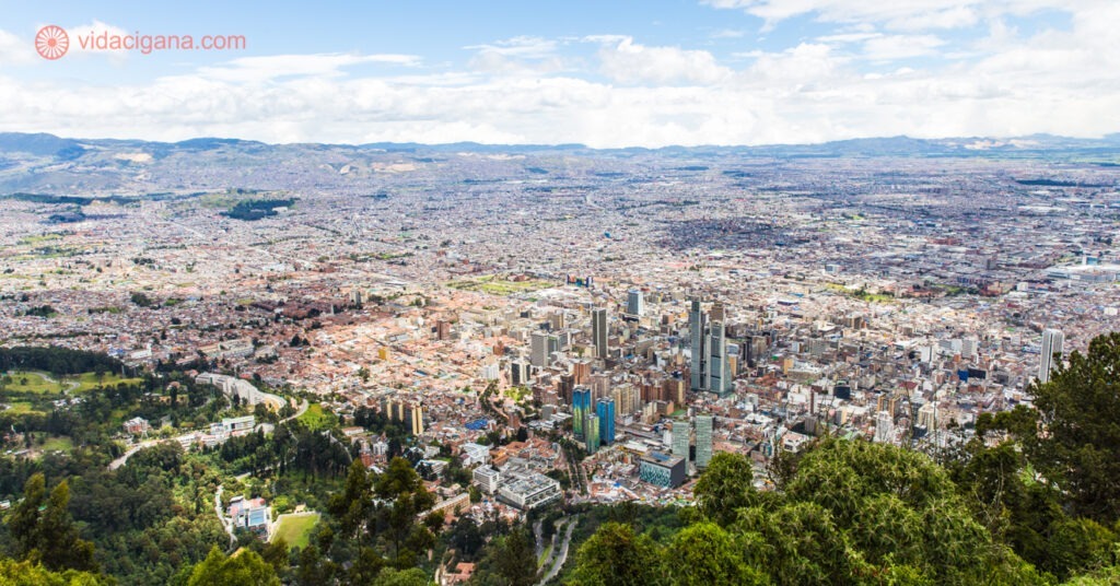 Vista de toda a capital colombiana do alto do Cerro Monserrate.