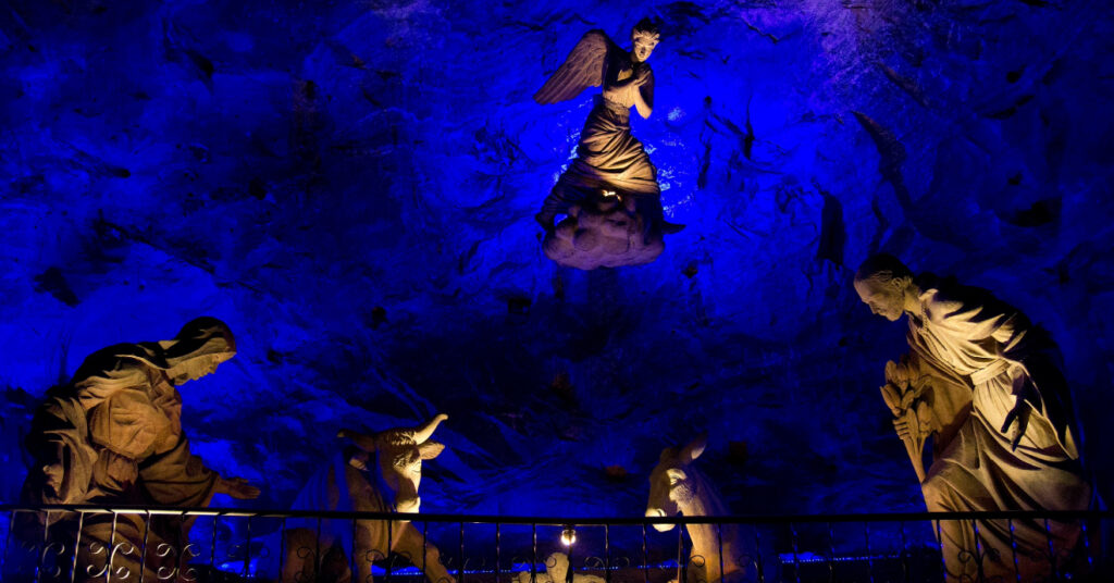 Interior da Catedral de Sal de Zipaquirá, igreja subterrânea. Na foto vemos um presépio iluminado por luz azul. 