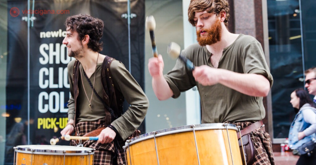 cena musical: atividades culturais acontecendo na rua, no Centro de Glasgow, na Escócia.