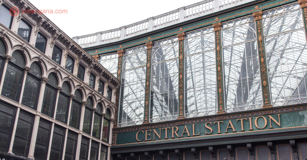 A estação central de Glasgow, com suas enormes janelas de vidro.