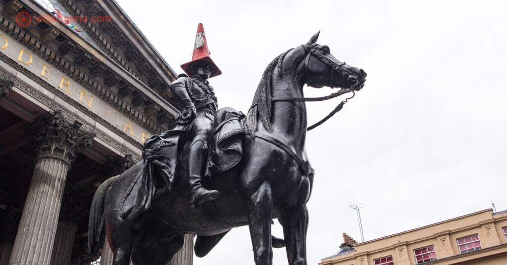 A estátua do Duke of Wellington com o cone na cabeça, em Glasgow, na Escócia, em frente ao GoMA