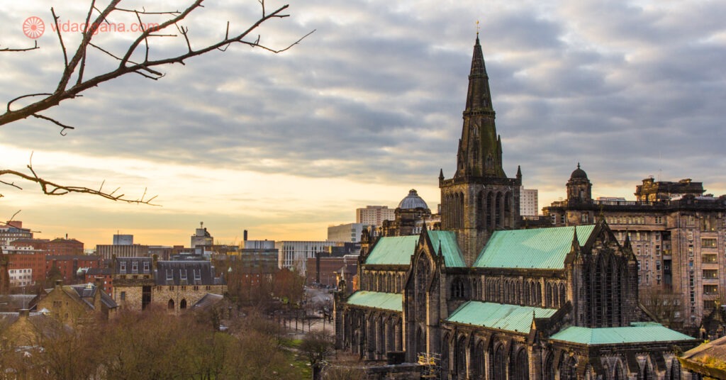 A imensa Catedral de Glasgow vista de cima da Necrópolis