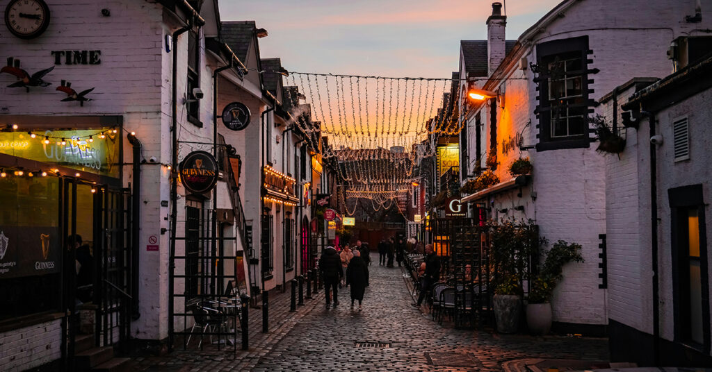 O bairro de West End, um dos favoritos de turistas em Glasgow, na Escócia.