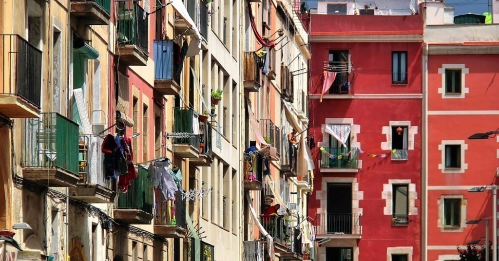 Prédios coloridos no bairro El Raval, Barcelona. 