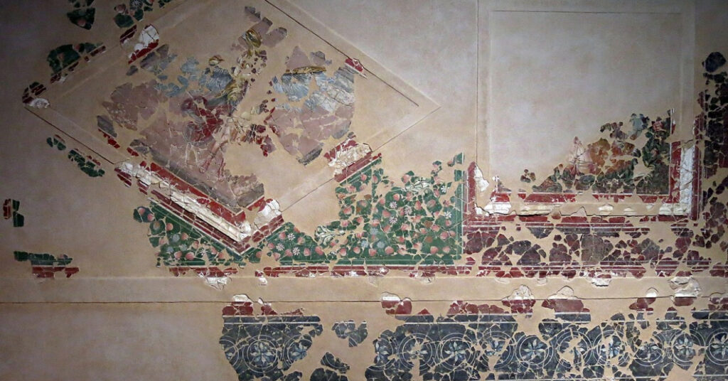 Mosaico desgastado na parede antiga da Domus Romana, em Barcelona. 