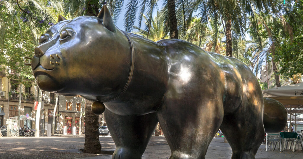 Escultura gigante de um gato em bronze do artista colombiano Fernando Botero no bairro El Raval em Barcelona.