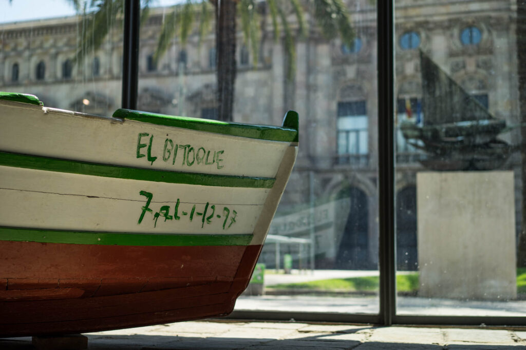 Pequena embarcação exposta no Museu Marítimo de Barcelona. 