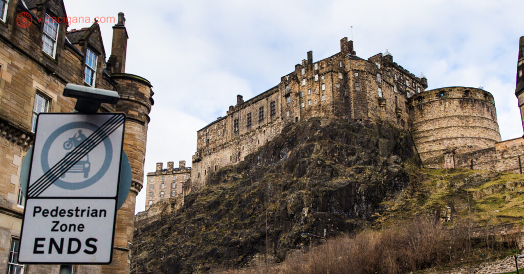 O Castelo de Edimburgo fica na Old Town