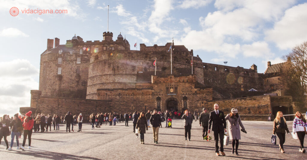 O Castelo de Edimburgo num lindo dia de sol