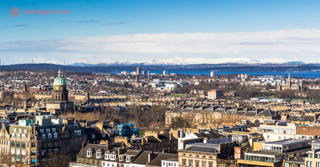 A cidade de Edimburgo vista do alto do Castelo.