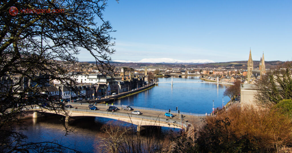 A cidade de Inverness na beira do lago num lindo dia de céu azul
