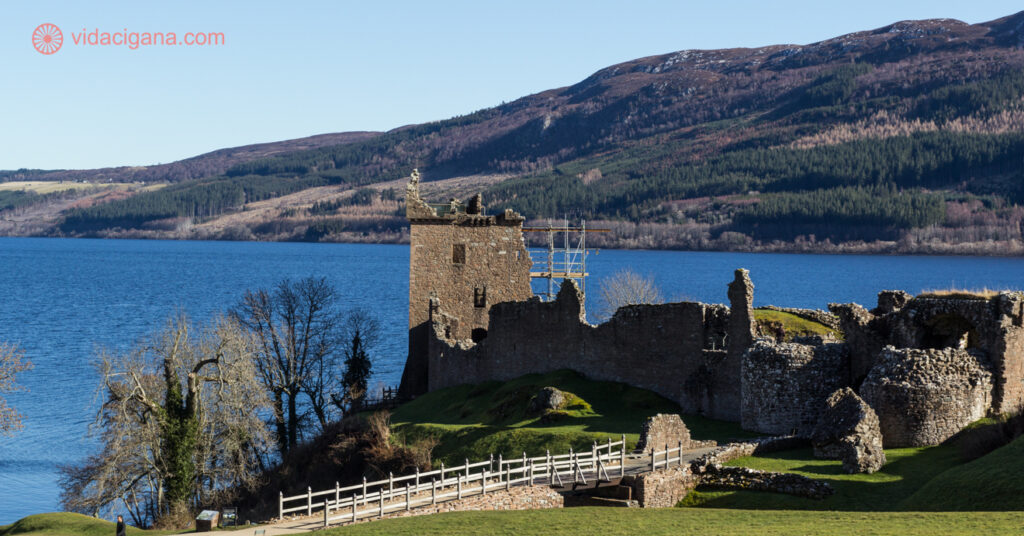 O Castelo de Urquhart na beira do Lago Ness, nas Highlands escoceses.