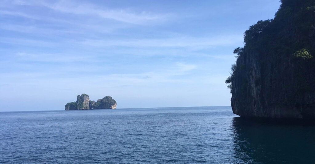 As ilhas Bida Nok e Bida Noi avistadas de um barco. 