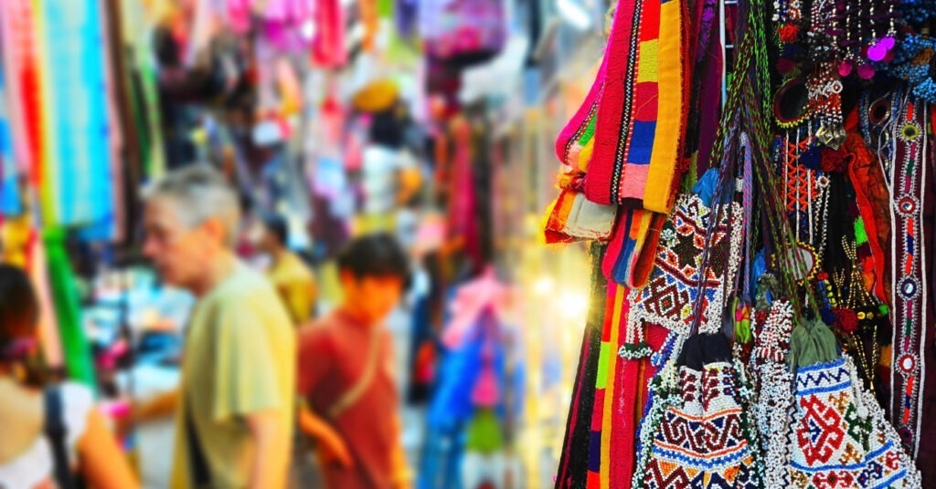 Barracas de artesanato no Chatuchak Market, o maior mercado de rua de Bangkok. 