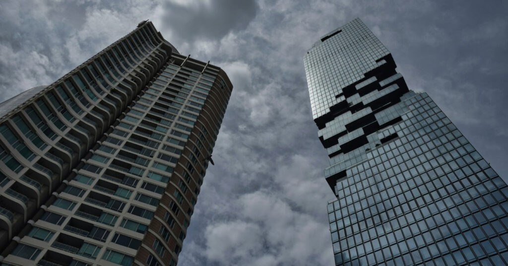 À direita, o Mahanakhon SkyWalk, prédio mais alto, e de estrutura diferenciada, em Bangkok. 