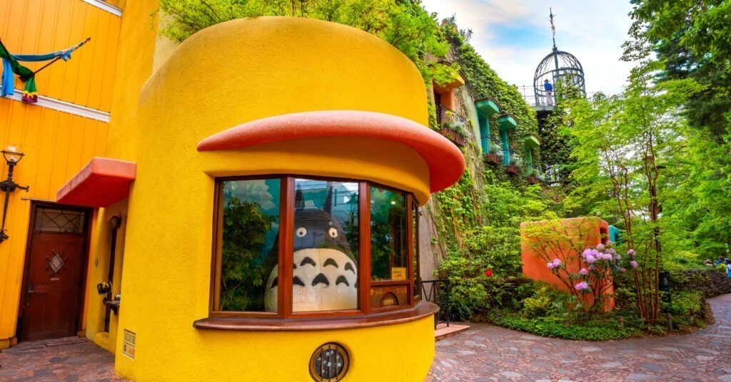 Instalação casa do Totoro, personagem de filme dos Estúdios Ghibli, em Tóquio.