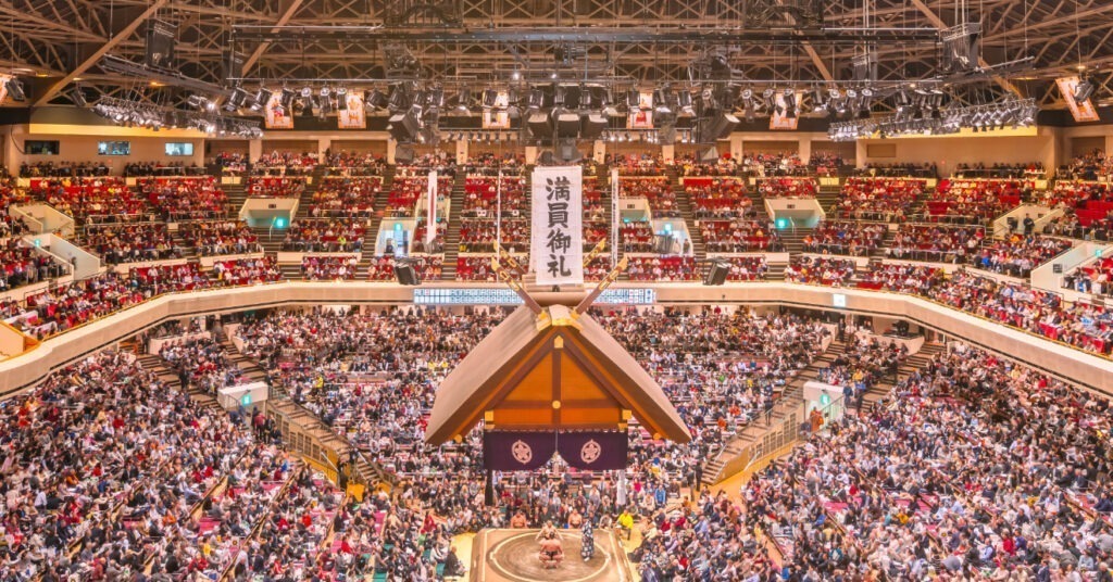 Multidão nas arquibancadas do Ryoguko Kokugikan, principal estádio de sumô de Tóquio.