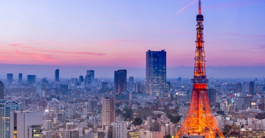 A Tokyo Tower, torre de comunicações que funciona como mirante em meio aos prédios e a paisagem urbana da cidade. 