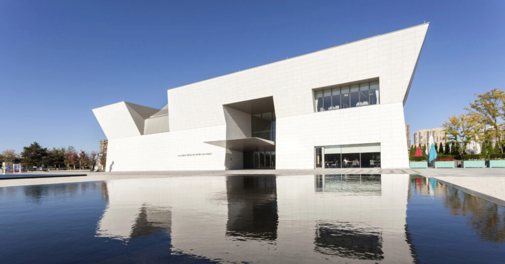 Fachada e espelho d'agua na entrada do Aga Khan Museum, em Toronto.