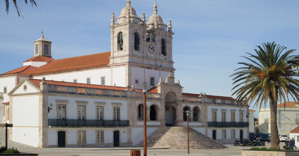 Fachada e entrada da Igreja Nossa Senhora de Nazaré. 