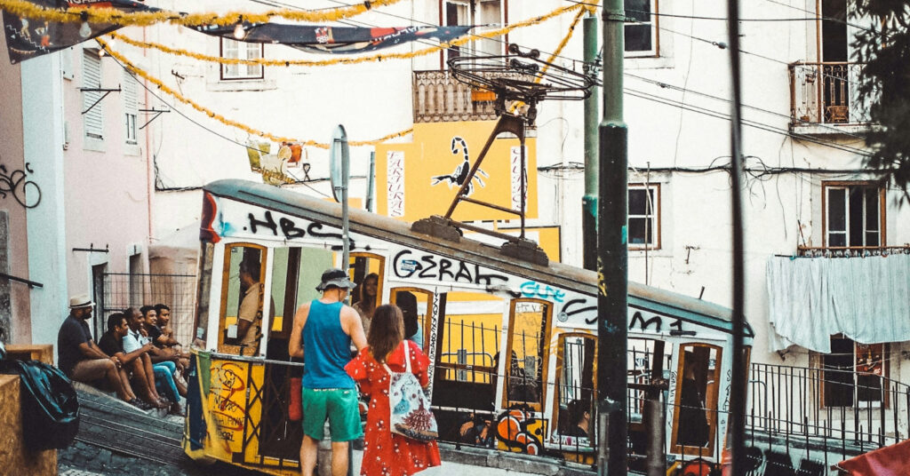 Imagem do Elevador da Bica, no Cais do Sodré, em Portugal.