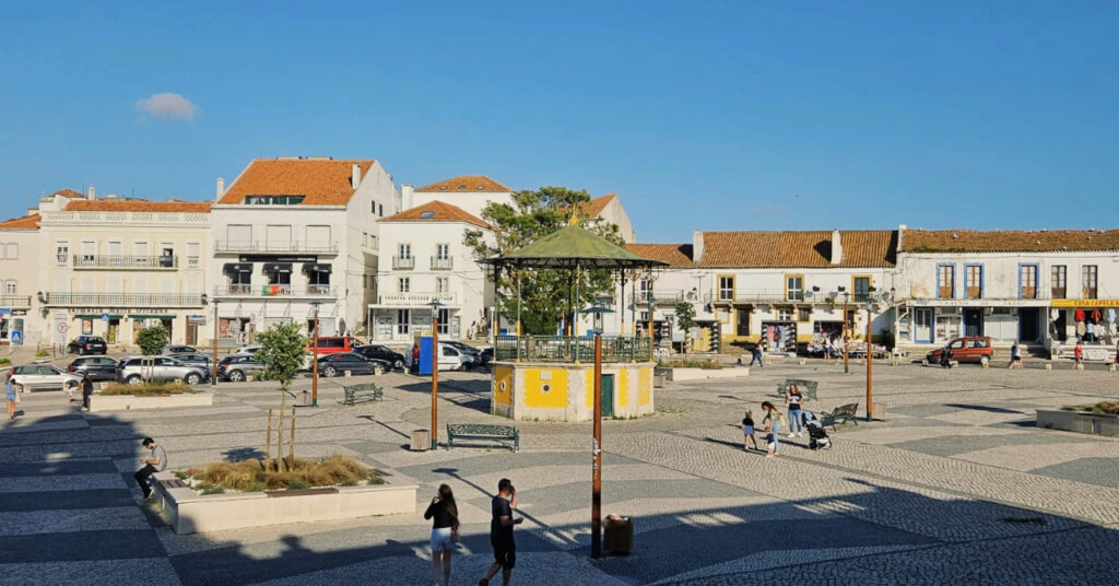 Imagem panorâmica do espaço no Largo de Nossa Senhora de Nazaré.