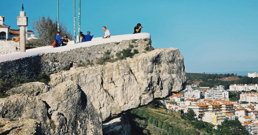 A pedra usada como mirante, no Miradouro do Suberco. 