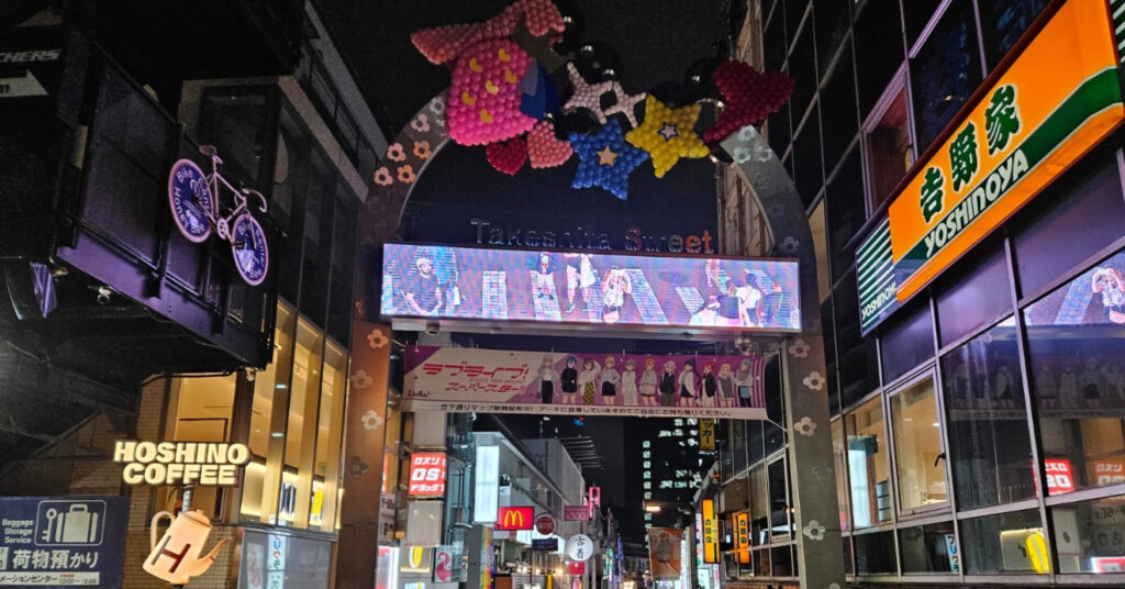 Movimento, lojas e letreiros em uma das ruas do bairro Harajuku, em Tóquio.