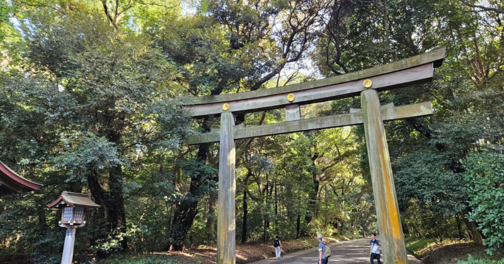 Portal (torii) do santuário Meiji Shrine, que simboliza o início de um espaço sagrado. 