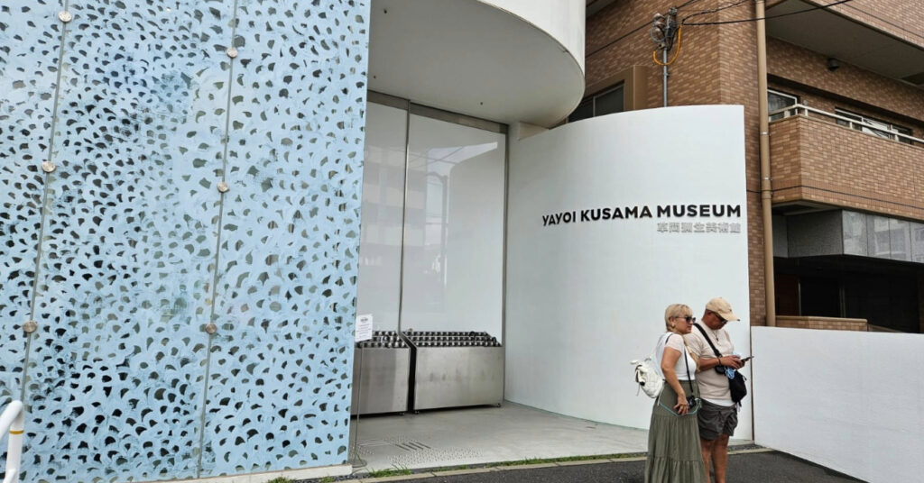 Entrada do Museu Yayoi Kusama, em Tóquio, Japão. 