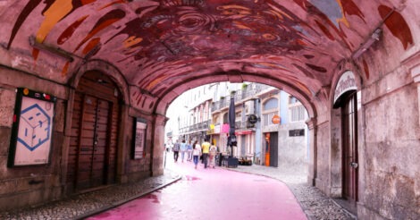 A Rua Cor de Rosa, uma das opções na nossa lista do que fazer no Cais do Sodré.