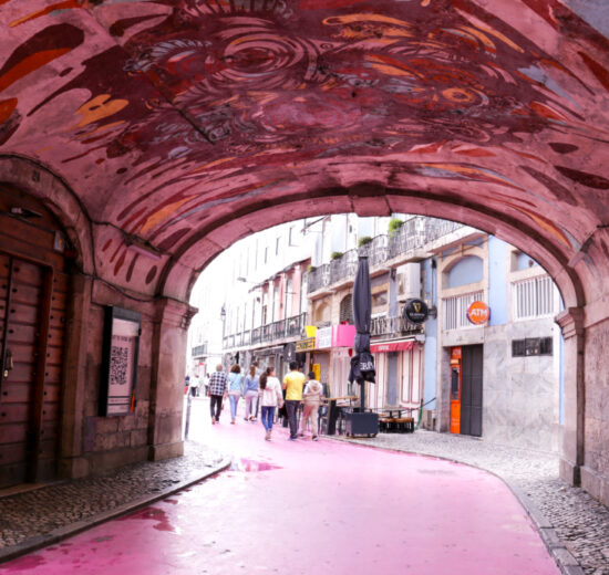 A Rua Cor de Rosa, uma das opções na nossa lista do que fazer no Cais do Sodré.