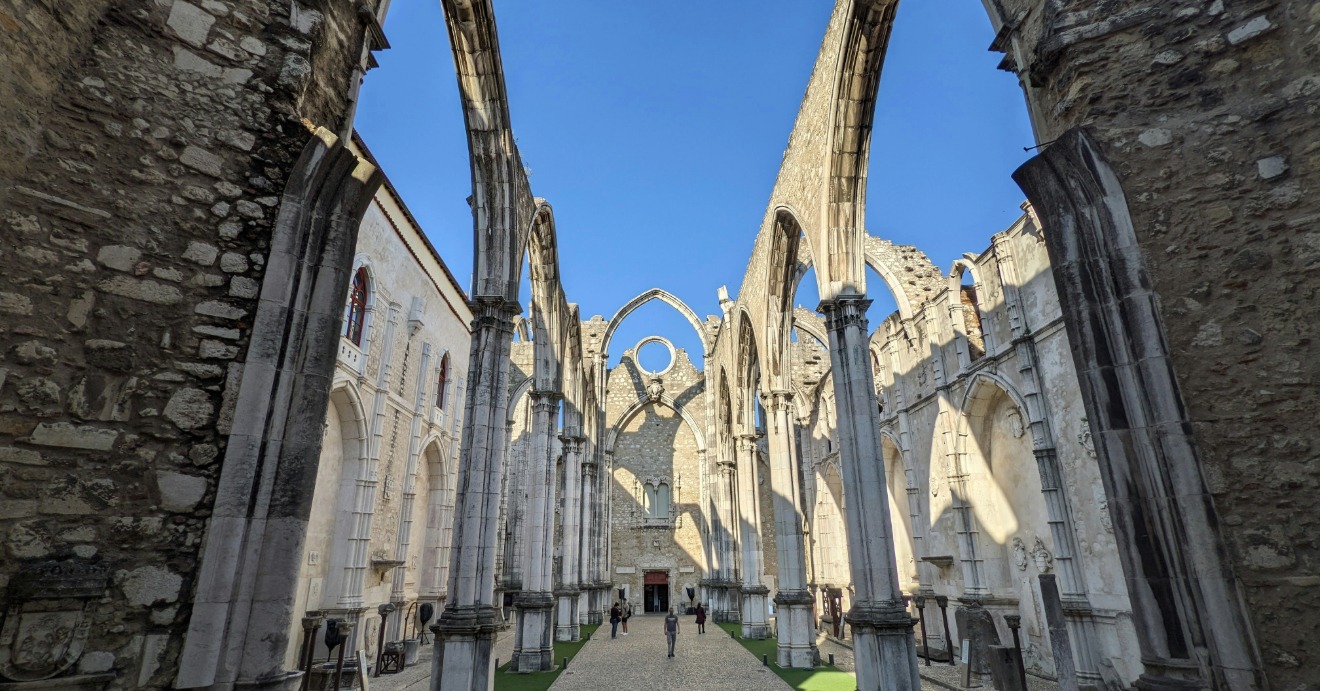 As ruínas do Convento do Carmo. Na foto podemos ver os arcos ogivais e a arquitetura gótica que ainda resta em pé. 