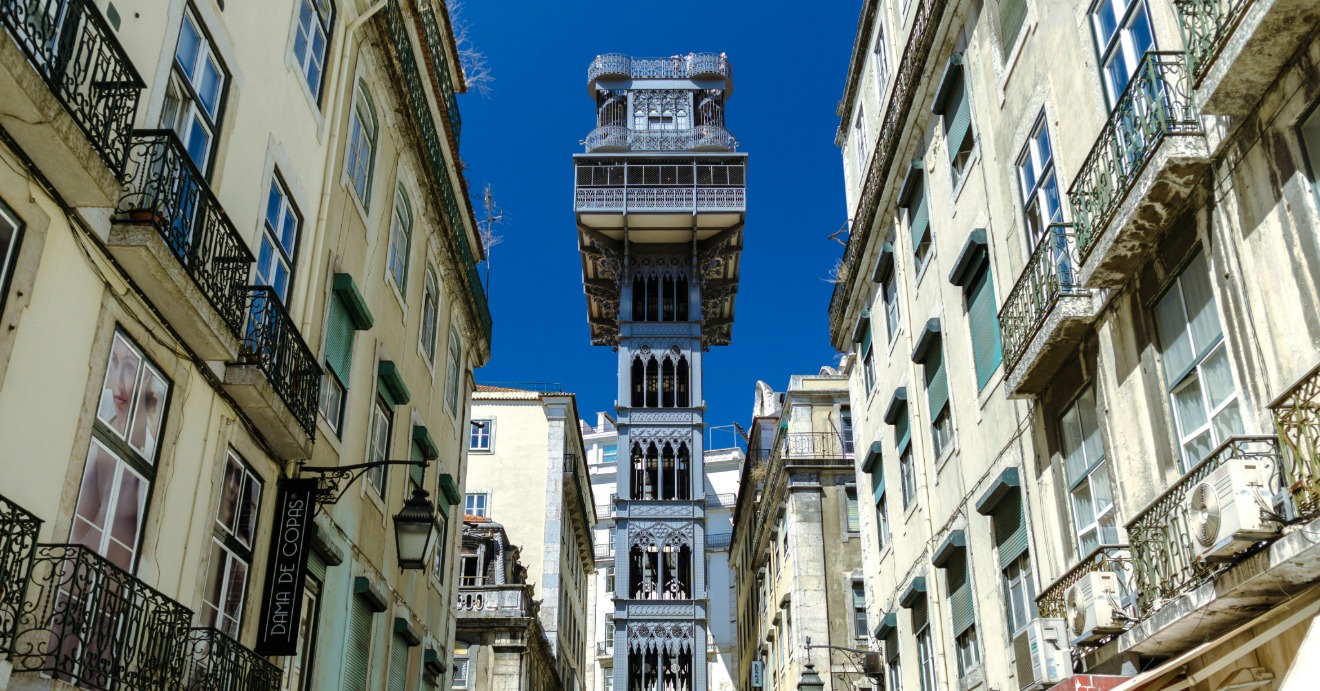 O Elevador de Santa Justa, que liga a parte baixa da cidade ao Bairro Alto.