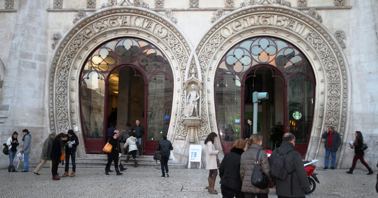 Entrada da Estação do Rossio com arcos que se assemelham a ferraduras. 