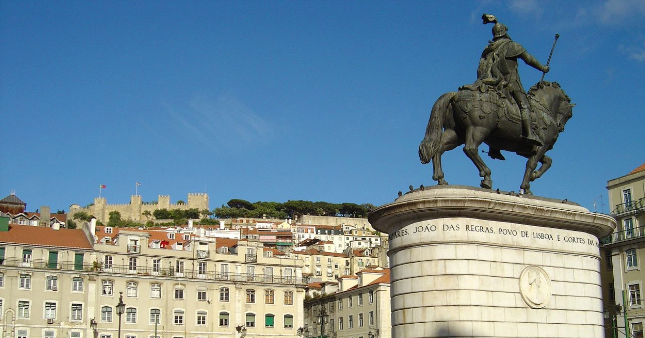 Estátua de Dom João I, monarca português que subiu ao trono por vontade popular, na Praça da Figueira. 