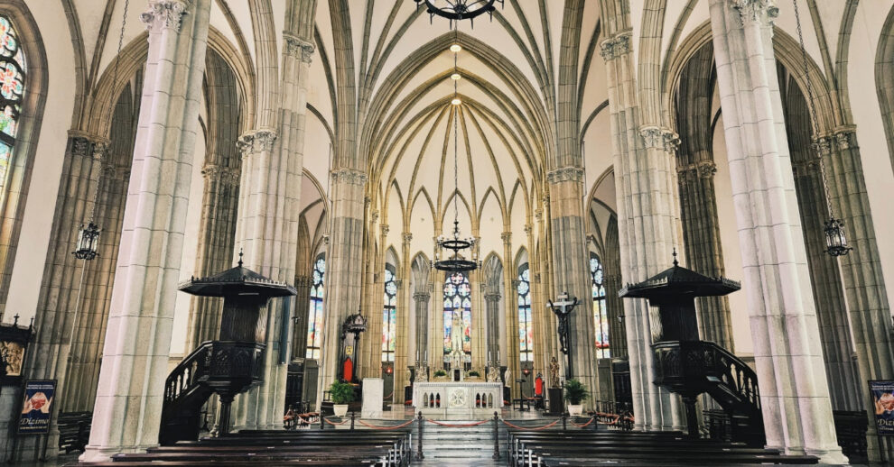 Interior da igreja de São Pedro de Alcântara, uma das atrações no roteiro de um dia em Petrópolis.