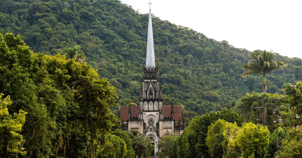 Catedral São Pedro de Alcântara vista de longe, em meio à mata atlântica de Petrópolis.