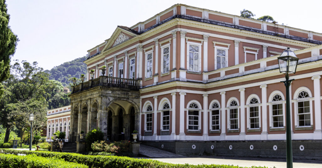 Entrada e fachada do Museu Imperial, última parada do nosso roteiro de um dia em Petrópolis. 